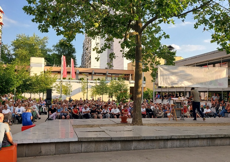 Open Air Lesung mit Saša Stanišić begeistert über 400 Besucher*innen