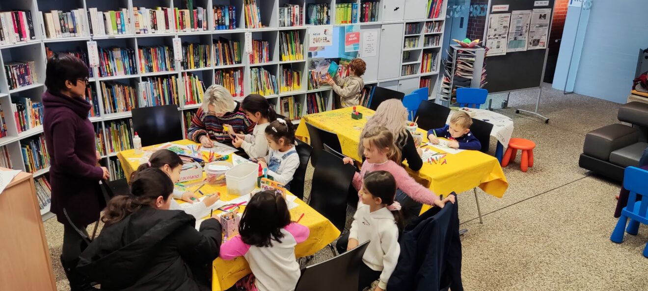 Erfolgreiche Premiere des Familien-Spiele-Treff - Bücherflohmarkt und Adventsgeschichten im Medienzentrum im Dezember