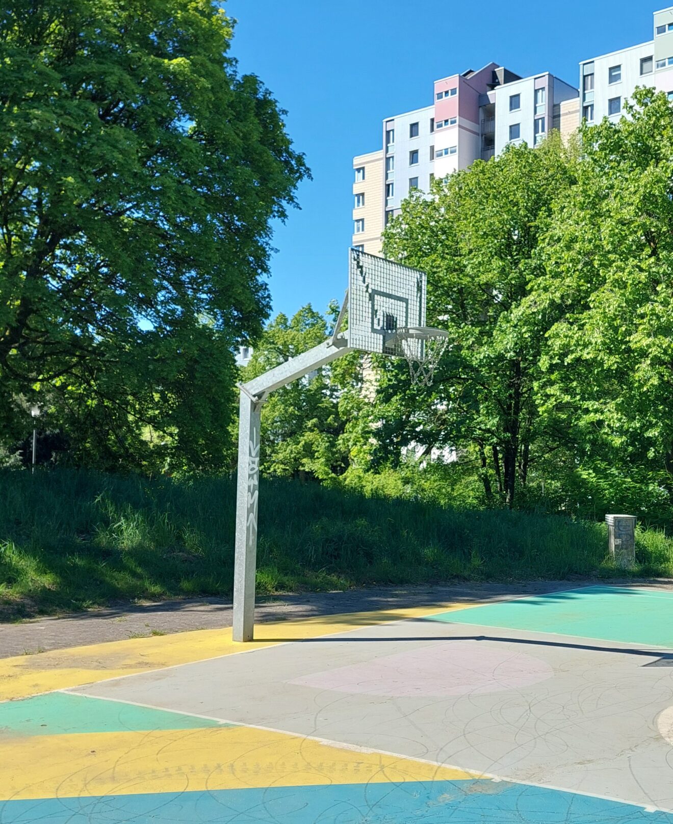 Die Fortsetzung – ein Jahr nach der Eröffnung wieder buntes Programm auf dem Basketballplatz im Emmertsgrund