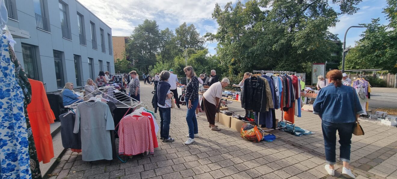 Sommerflohmarkt bringt Nachbarschaft auf dem Emmertsgrund zusammen